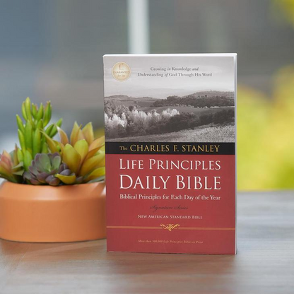 Life Principles Daily Bible with Biblical Principles for Each Day