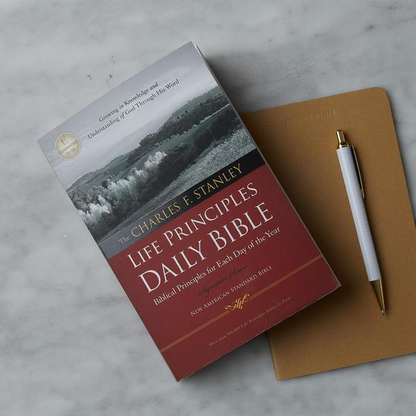 Life Principles Daily Bible with Biblical Principles for Each Day