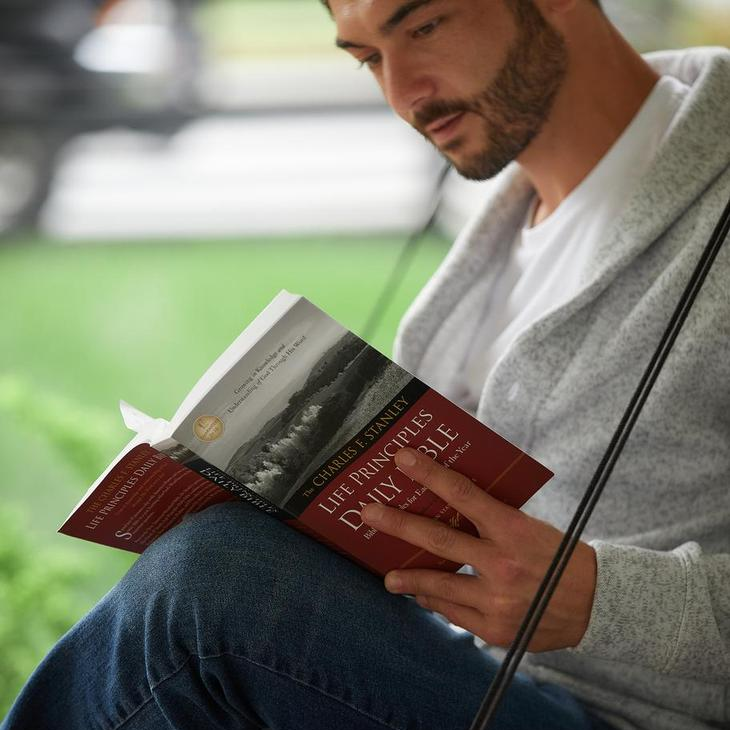 Life Principles Daily Bible with Biblical Principles for Each Day