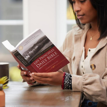 Life Principles Daily Bible with Biblical Principles for Each Day