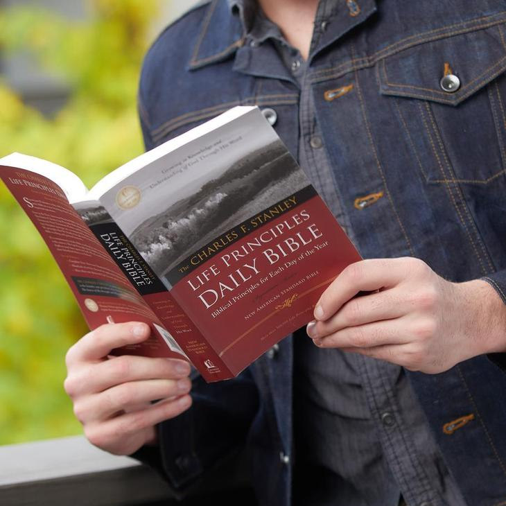 Life Principles Daily Bible with Biblical Principles for Each Day